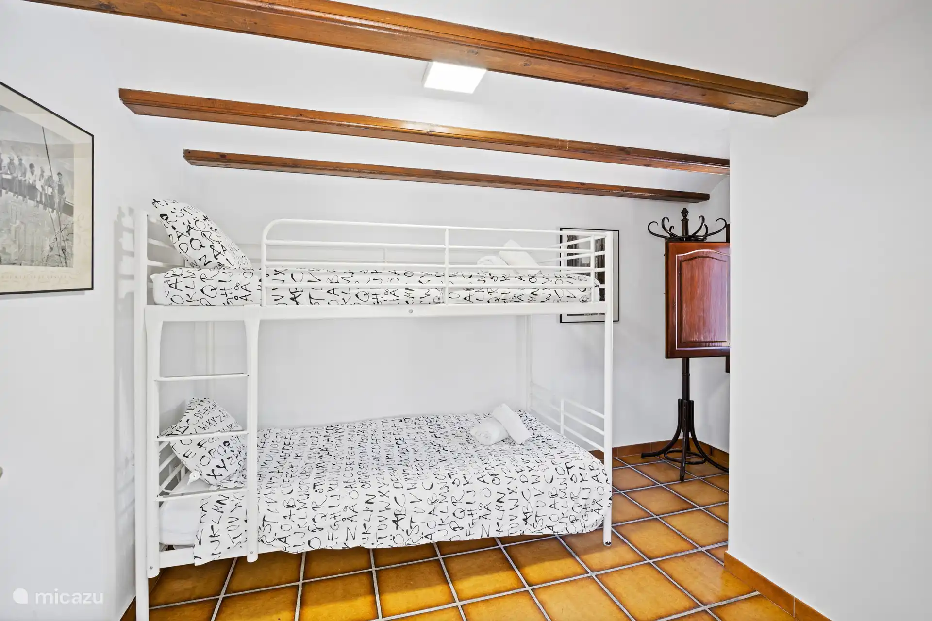 Wie slaapt er boven? Deze vrolijke kamer met stapelbed is een absolute hit bij de kids  gezellig, sfeervol en onder de mooie houten balken!