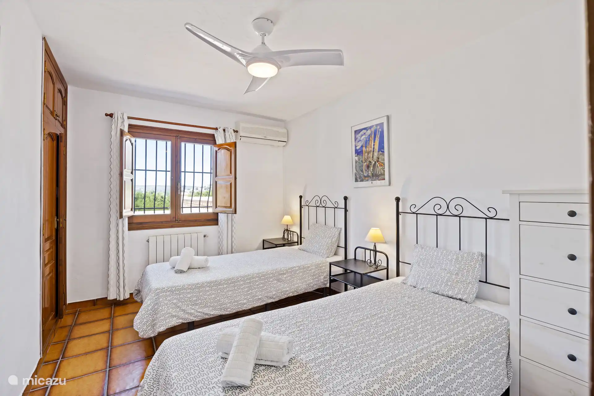 
Een lichte en rustige slaapkamer met twee aparte bedden, airconditioning en houten luiken. Heerlijk koel en comfortabel voor een goede nachtrust na een dag vol zon!
