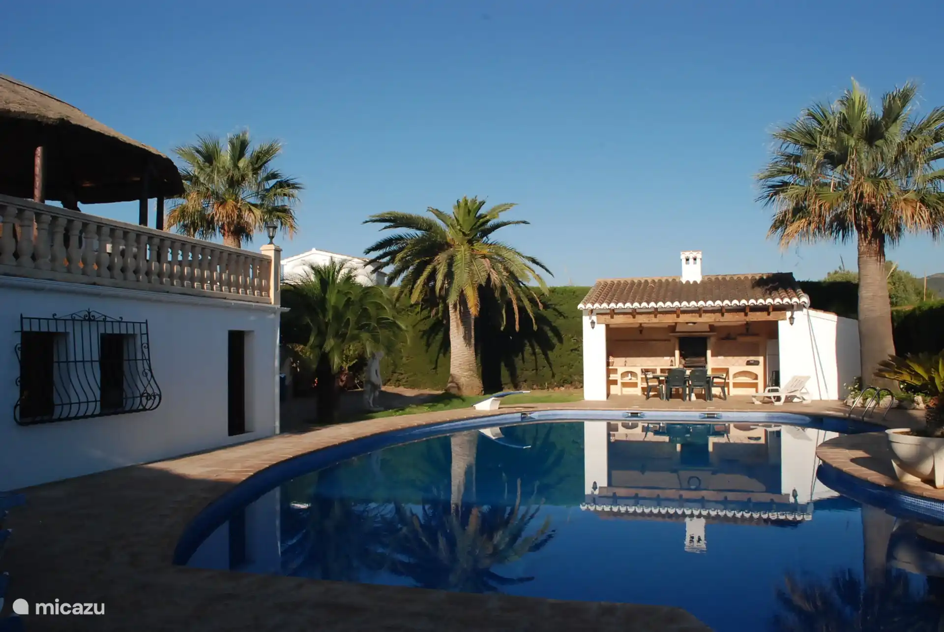 Cocina de verano junto a la piscina
