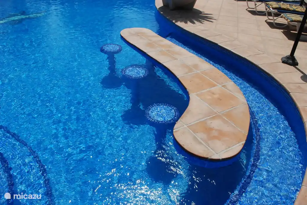 el bar de la piscina