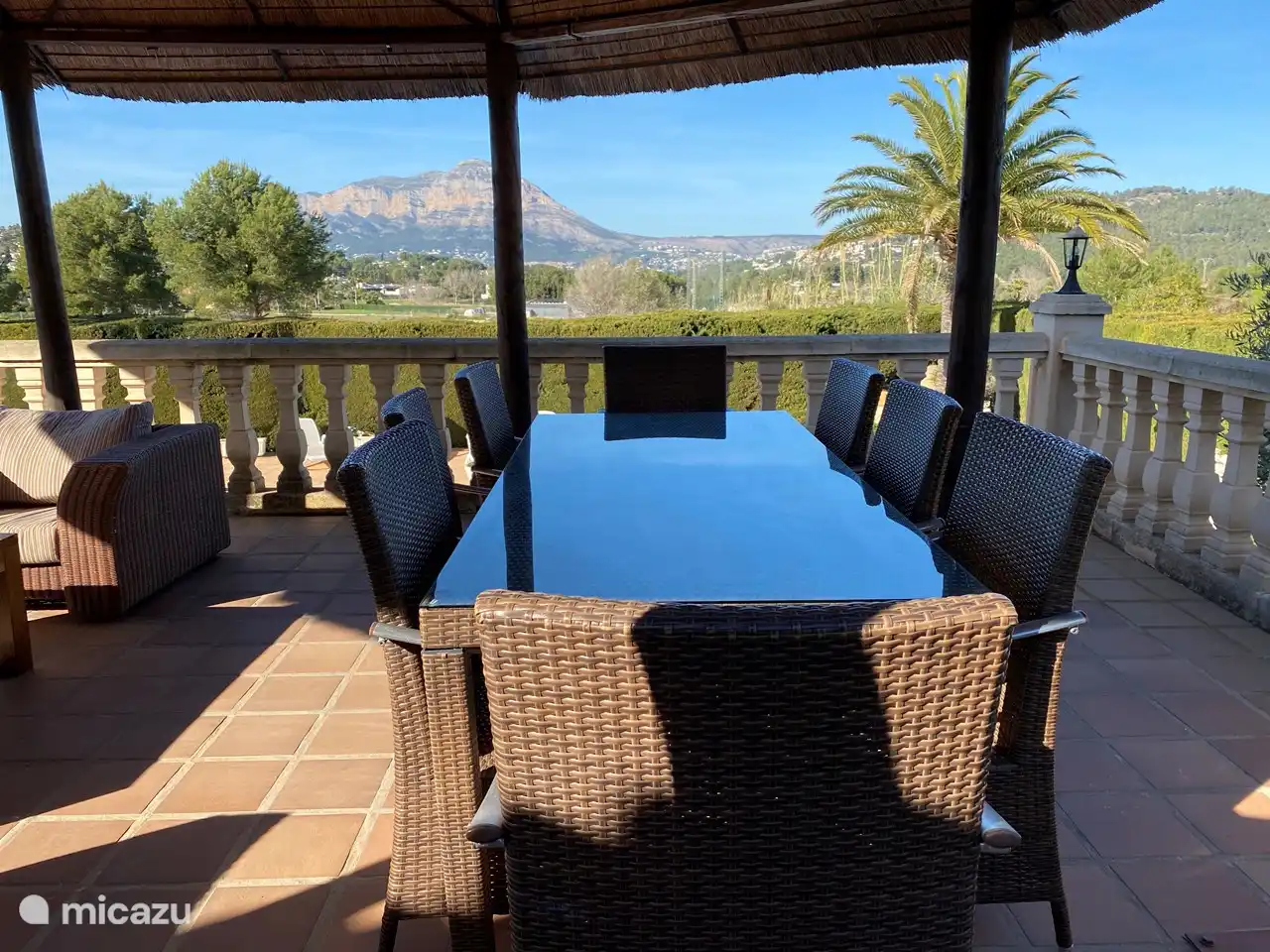 Mesa de comedor en la naya