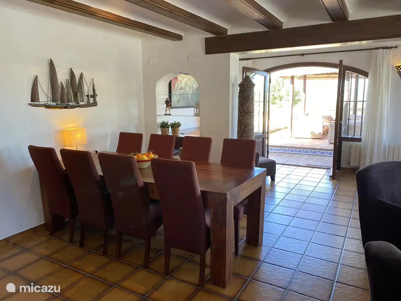 Mesa de comedor en la sala de estar