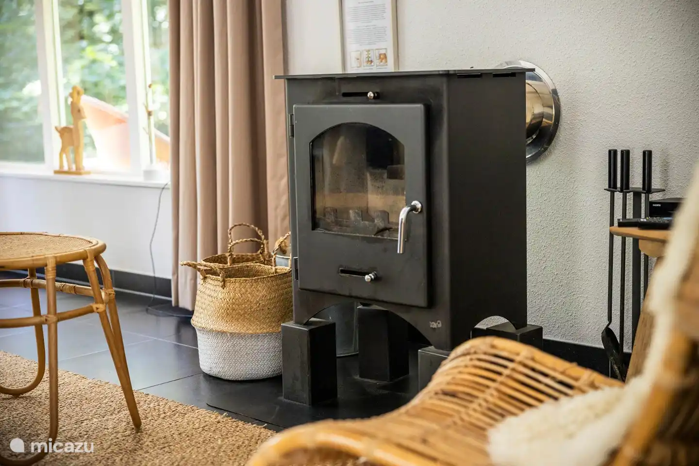 Holzofen vorhanden.