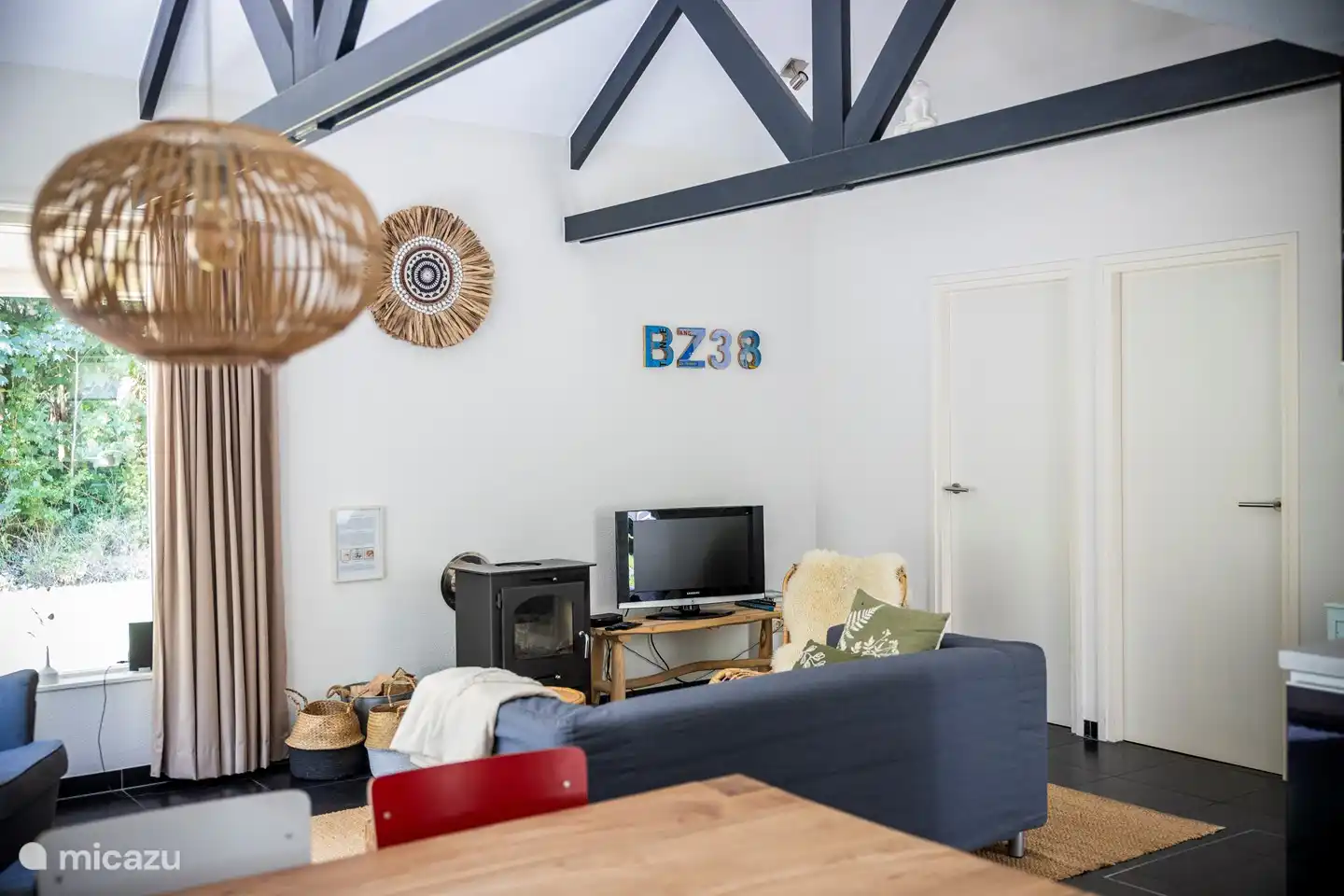 Die hohe Decke mit Balken verleiht Raum und Atmosphäre.