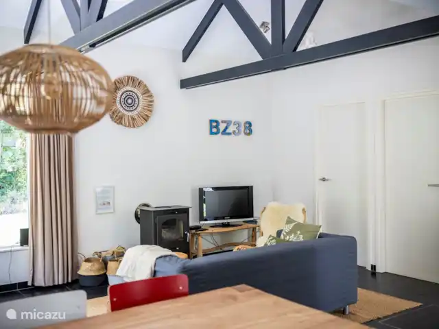 vakantiehuis huren in Nederland, Friesland, Oudemirdum – Vakantiehuis Friesland Het hoge plafond met balken geeft ruimte en sfeer.