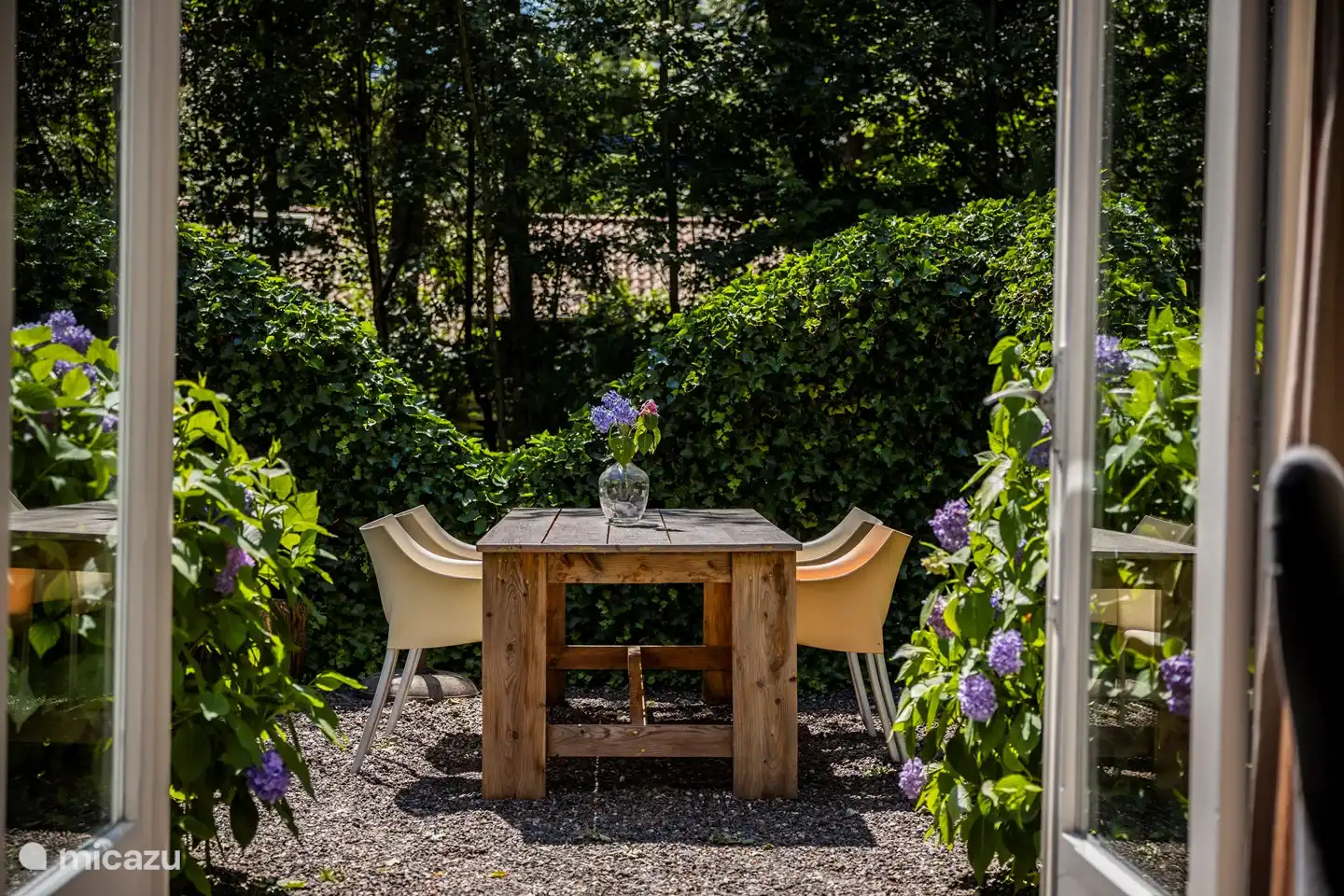 Französische Türen vom Wohnzimmer zur privaten Terrasse.