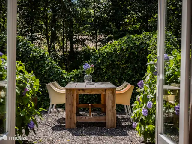 vakantiehuis huren in Nederland, Friesland, Oudemirdum – Vakantiehuis Friesland Openslaande deuren vanuit de woonkamer naar het privé terras.