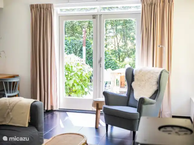 vakantiehuis huren in Nederland, Friesland, Oudemirdum – Vakantiehuis Friesland Openslaande deuren naar het terras.