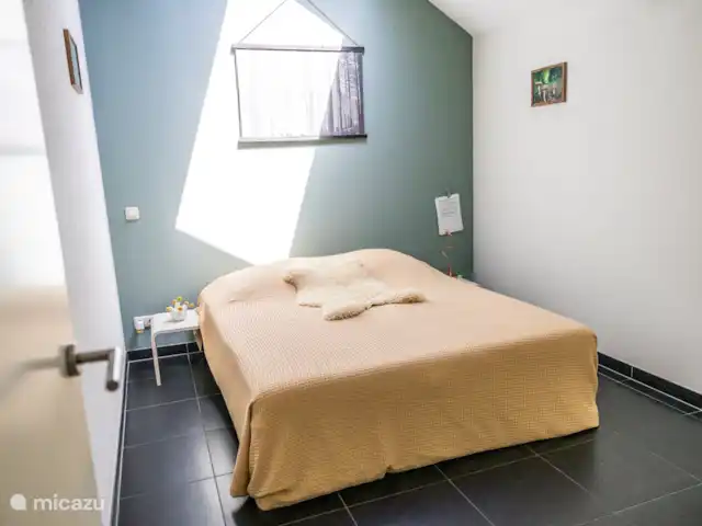 vakantiehuis huren in Nederland, Friesland, Oudemirdum – Vakantiehuis Friesland Masterbedroom met sfeervol dakraam, auping auronde met goede matrassen en kledingkast.