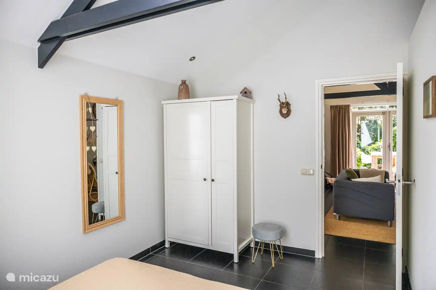 Hauptschlafzimmer mit geräumigem Kleiderschrank.