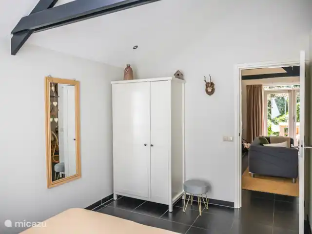 vakantiehuis huren in Nederland, Friesland, Oudemirdum – Vakantiehuis Friesland Masterbedroom met ruime kledingkast.