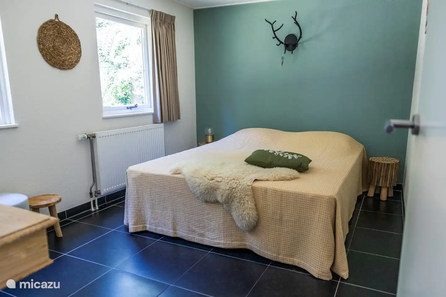 Schlafzimmer mit Boxspringbett. Kann auch in 2 Einzelbetten umgewandelt werden.