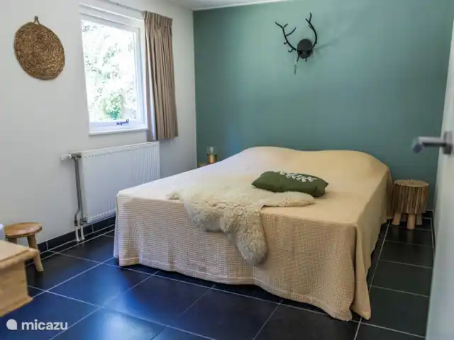 vakantiehuis huren in Nederland, Friesland, Oudemirdum – Vakantiehuis Friesland Slaapkamer met boxspring. Ook 2 losse bedden van te maken.