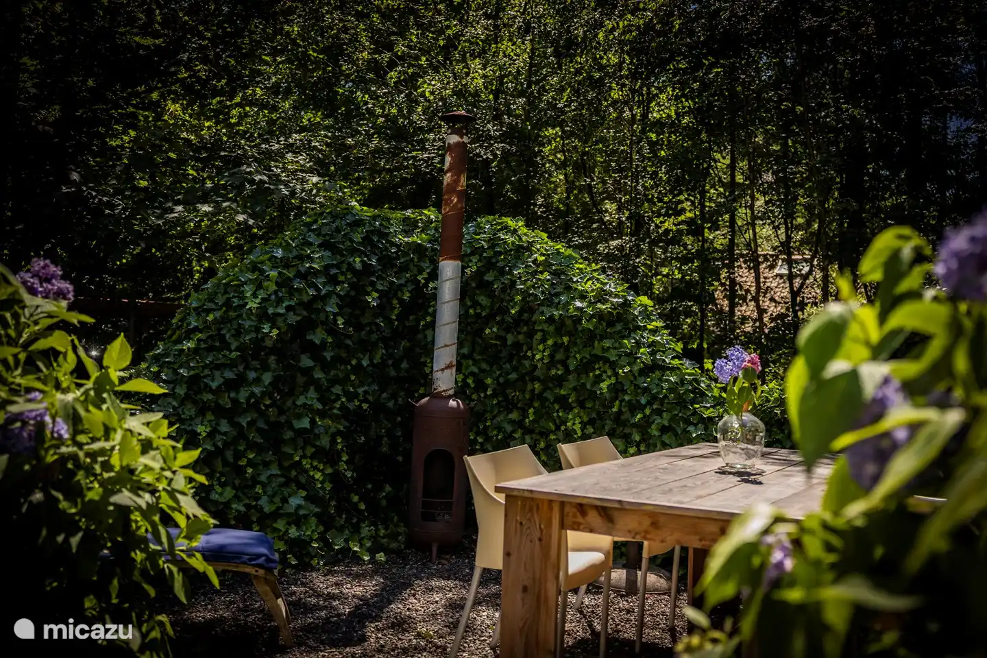 Stimmungsvolle private Terrasse mit Holzofen.
