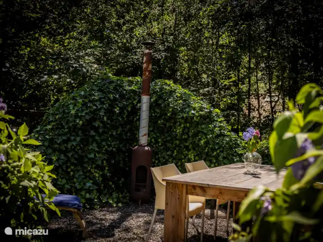 vakantiehuis huren in Nederland, Friesland, Oudemirdum – Vakantiehuis Friesland Sfeervol privé terras met houtkachel.