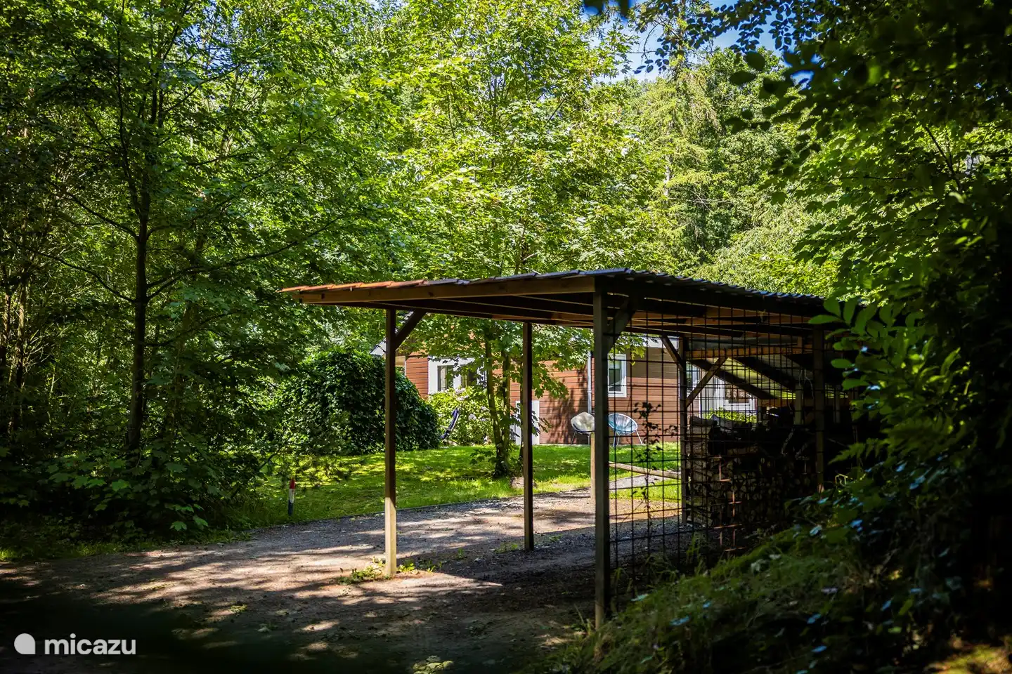 2 Parkplätze vor Ort.