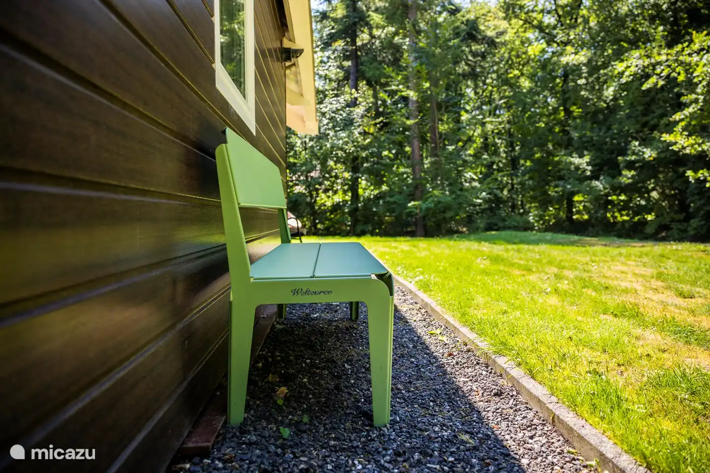 Hippe Bank von Weltevree vor dem Haus mit Blick auf den Wald.