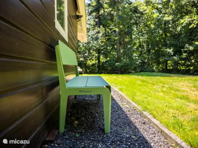 vakantiehuis huren in Nederland, Friesland, Oudemirdum – Vakantiehuis Friesland Hip bankje van Weltevree voor het huisje met zicht op het bos.
