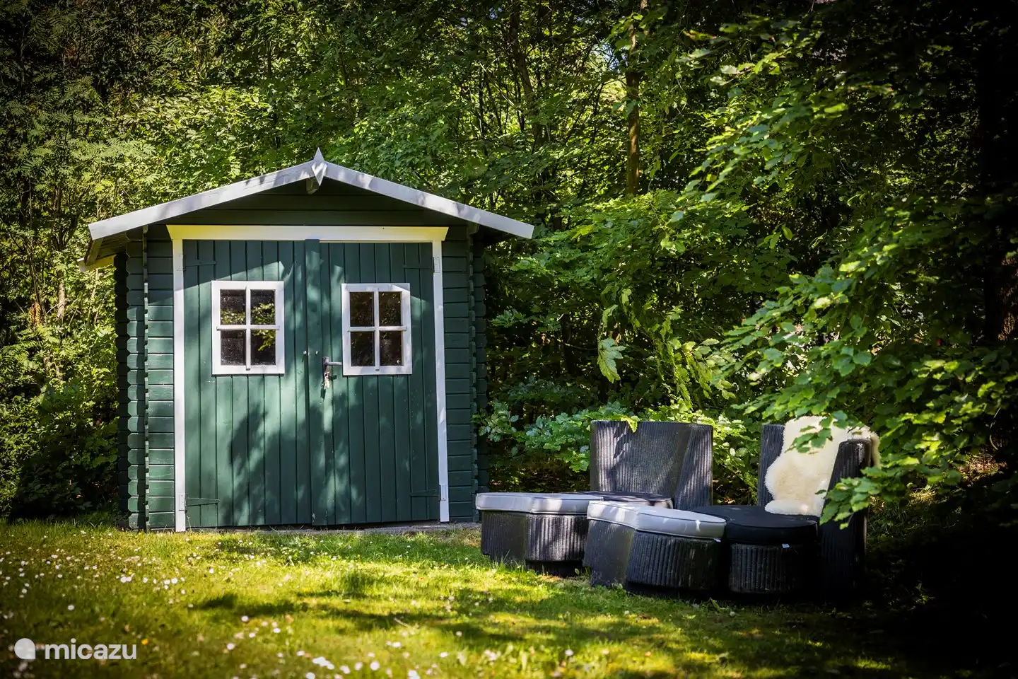 Außerdem gibt es im Pavillon ein schönes Lounge-Set von Borek, wo Sie die Nachmittagssonne genießen können.