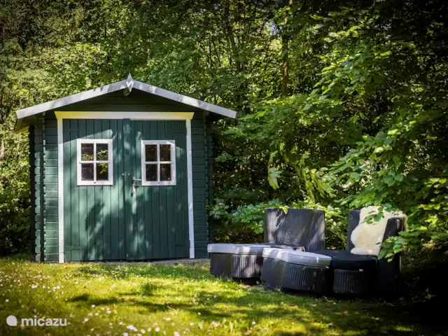 vakantiehuis huren in Nederland, Friesland, Oudemirdum – Vakantiehuis Friesland Ook bij het tuinhuisje een heerlijke loungeset van Borek om te genieten van de namiddagzon.