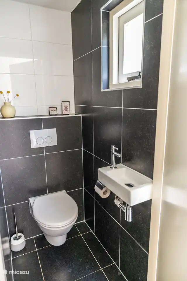 Geräumige Toilette.