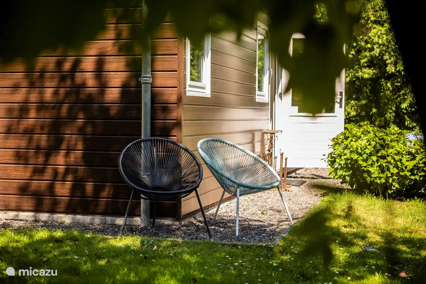 Im großzügigen Garten laden mehrere Sitzgelegenheiten zum Entspannen ein.