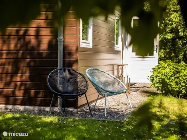 vakantiehuis huren in Nederland, Friesland, Oudemirdum – Vakantiehuis Friesland In de ruime tuin zijn meerdere zitjes om heerlijk te relaxen.