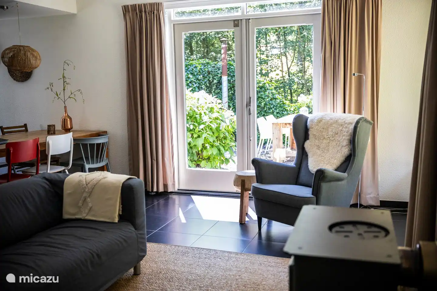 Schöner Loungesessel mit Blick auf die Natur.