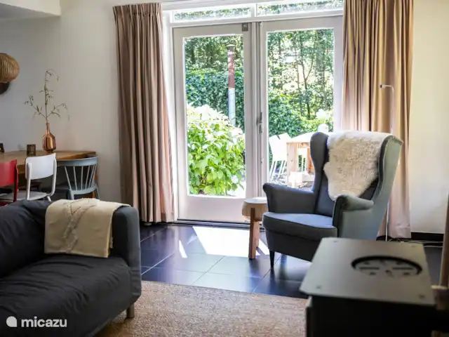 vakantiehuis huren in Nederland, Friesland, Oudemirdum – Vakantiehuis Friesland Heerlijke loungestoel met uitzicht op de natuur.