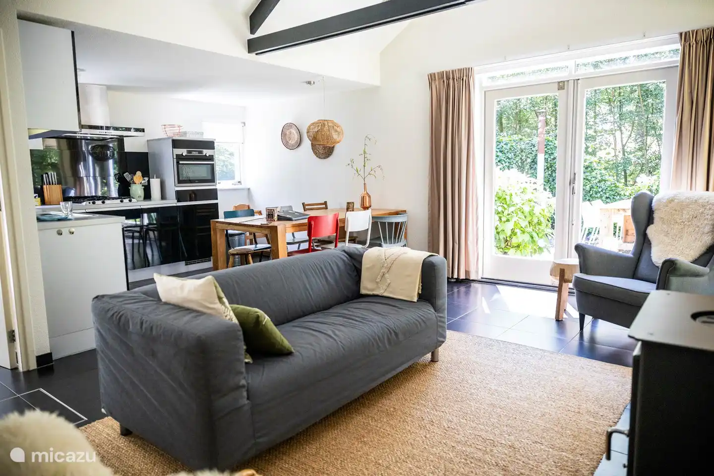 Schönes helles Wohnzimmer.