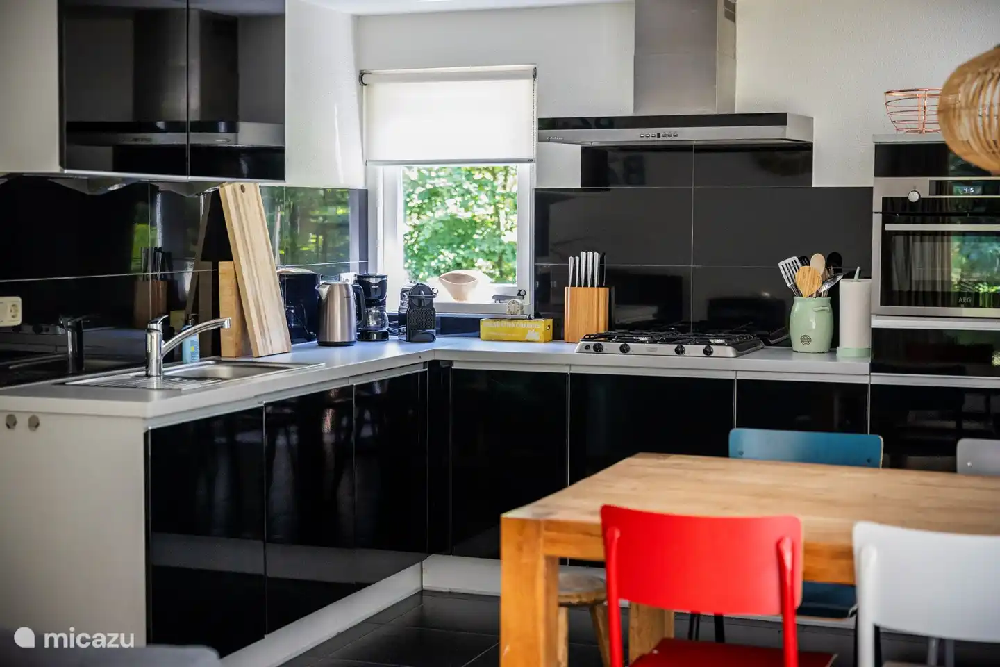 Geräumige Küche mit Nespresso-Maschine, Geschirrspüler, Backofen, Kühl- und Gefrierschrank.