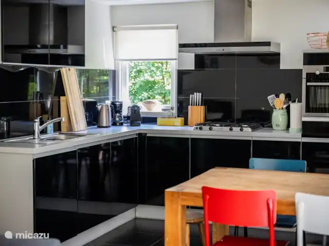 vakantiehuis huren in Nederland, Friesland, Oudemirdum – Vakantiehuis Friesland Ruime keuken met Nespresso machine, vaatwasser, oven, koelkast en vriezer.