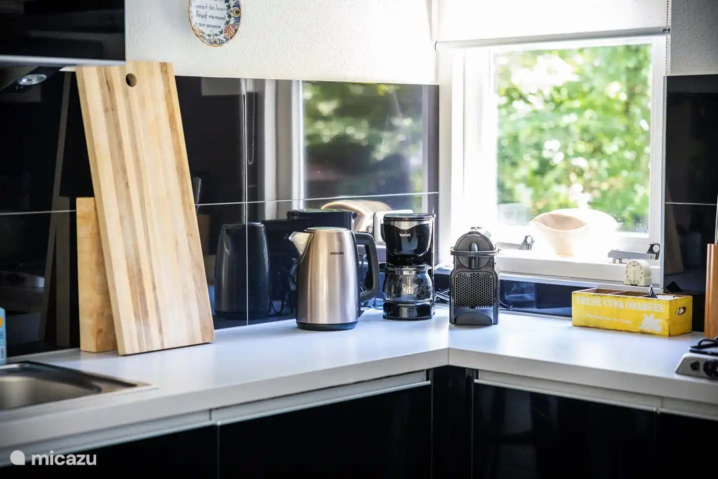 Nespresso-Maschine, Wasserkocher und Filterkaffeemaschine sind vorhanden.