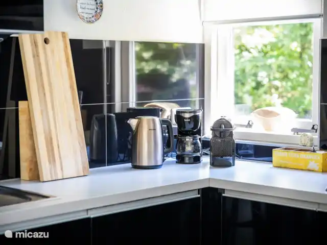vakantiehuis huren in Nederland, Friesland, Oudemirdum – Vakantiehuis Friesland Nespresso machine, waterkoker en filterkoffie apparaat zijn aanwezig.