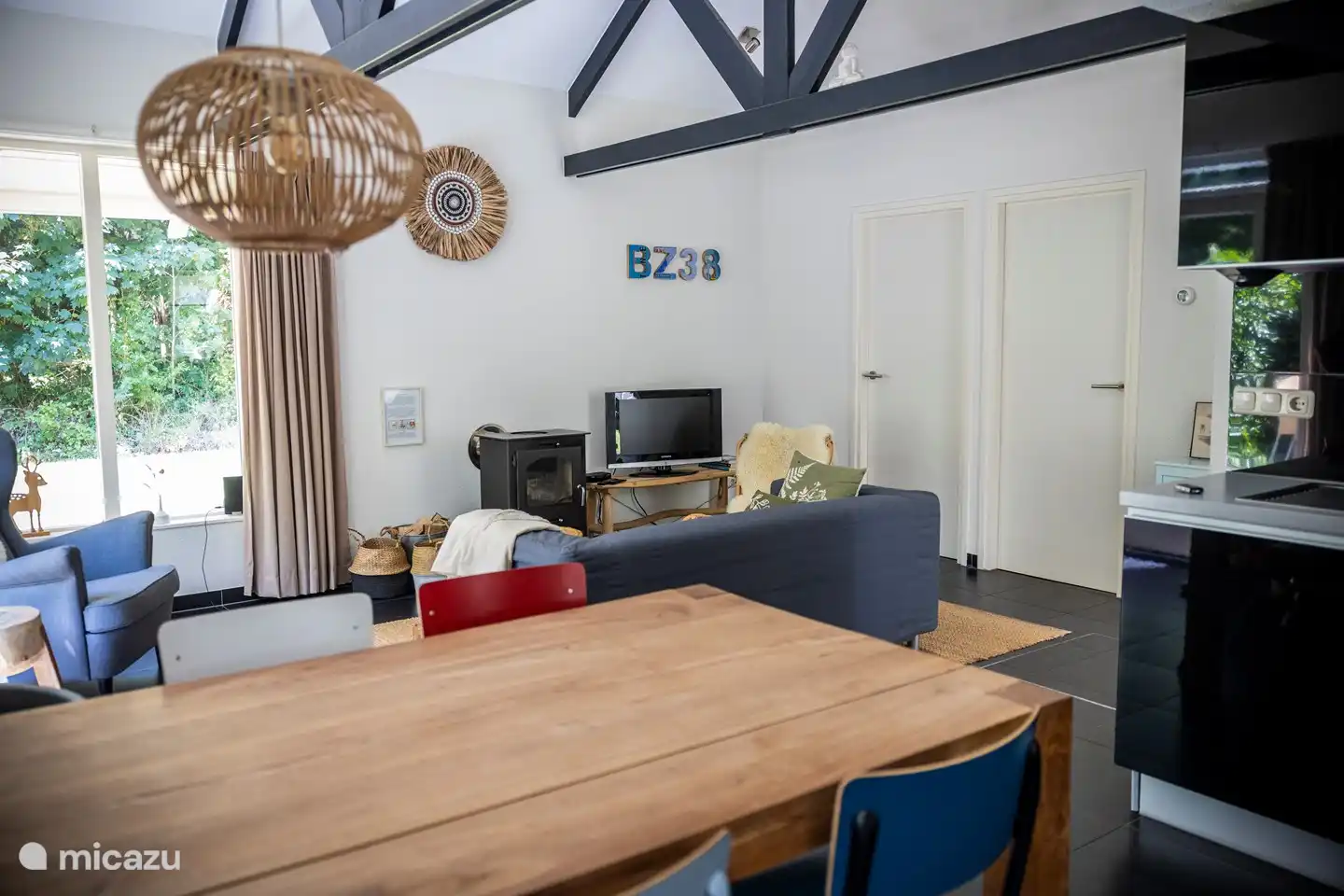 Köstliches Essen am geräumigen Esstisch aus Teakholz.