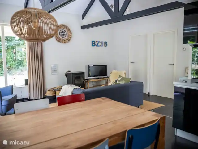 vakantiehuis huren in Nederland, Friesland, Oudemirdum – Vakantiehuis Friesland Heerlijk tafelen aan de ruime teak houten eettafel.