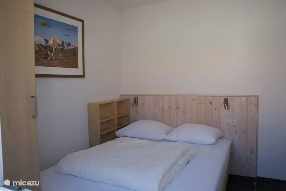 Erdgeschoss Schlafzimmer mit zwei Personen Boxspring Bett von 140x200cm