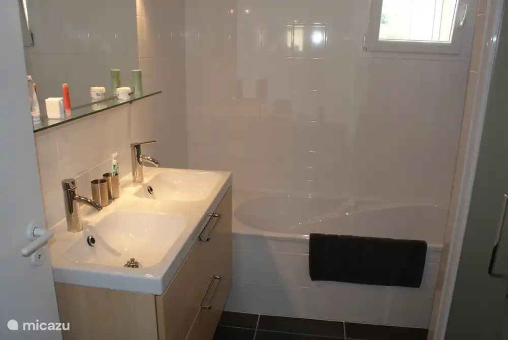 Badezimmer im ersten Stock: Doppelwaschbecken, Badewanne, Dusche undHandtuchheizkörper