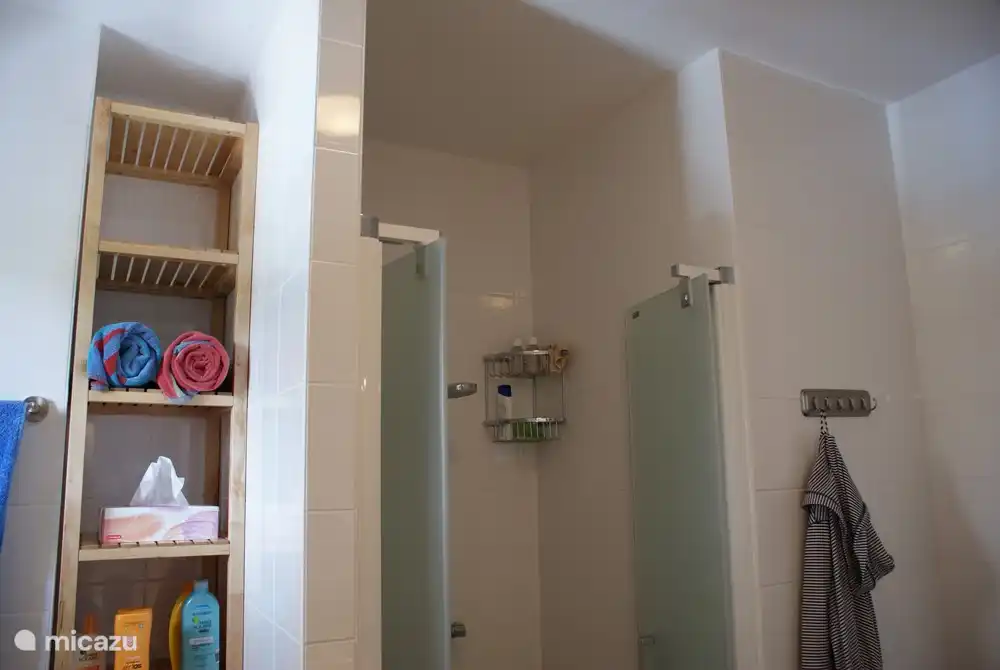 Badezimmer im ersten Stock: Doppelwaschbecken, Badewanne, Dusche und Handtuchheizkörper