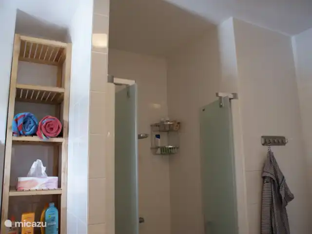Villa individuelle 8 p piscine | France, Vendée, Château-d'Olonne - villa Salle de bain au rez-de-chaussée : double vasque, baignoire, douche à l'italienne, radiateur sèche-serviettes