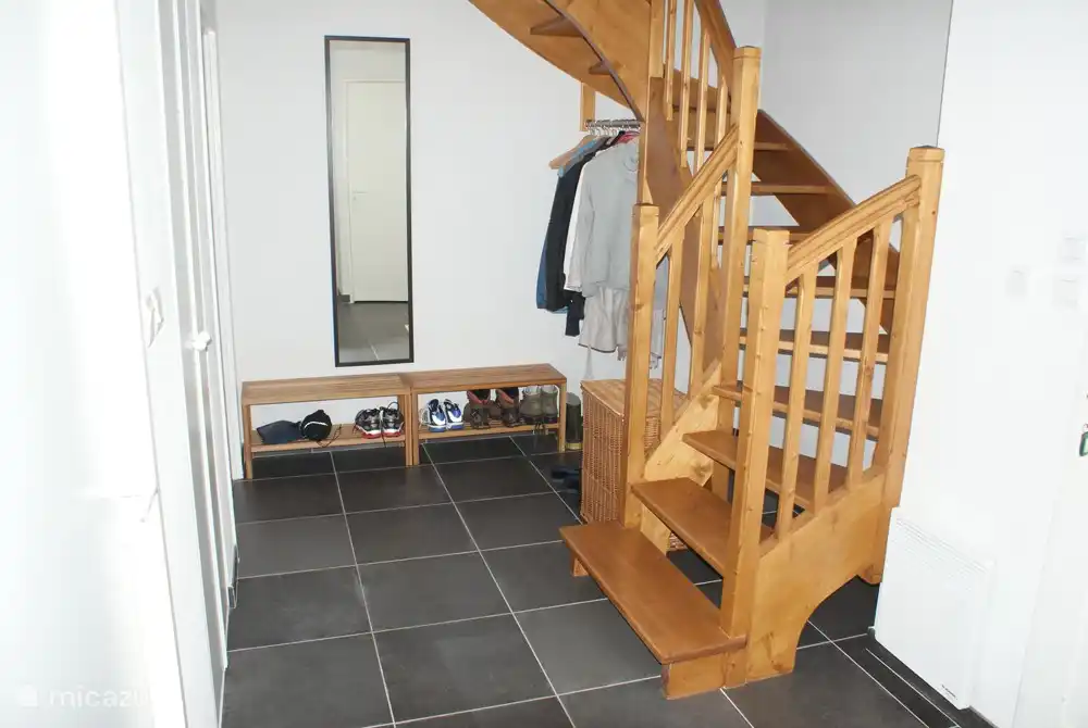 Geräumige Eingangshalle mit WC, Speisekammer, Garderobe und Treppe zum 1. Stock.