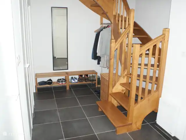 Villa individuelle 8 p piscine | France, Vendée, Château-d'Olonne - villa Hall spacieux avec toilettes, garde-manger, garde-robe et escalier menant au 1er étage.