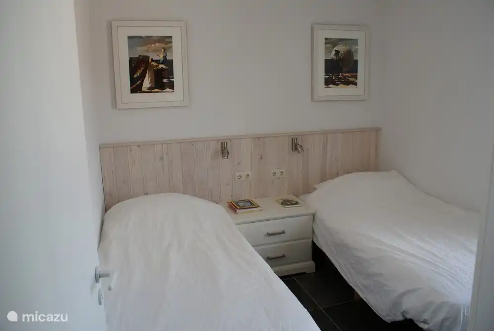 1. Stock Schlafzimmer mit 2 springbox Einzelbetten von 90x 200 cm