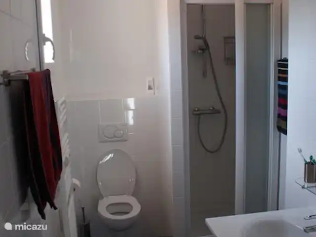 Villa individuelle 8 p piscine | France, Vendée, Château-d'Olonne - villa Salle de bain au 1er étage avec lavabo, WC, douche et radiateur sèche-serviettes.