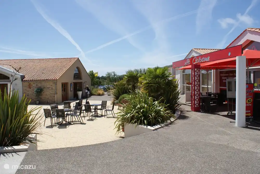 La Cabane für frisches Brot, Croissants, Eis, Pizza und Pommes.