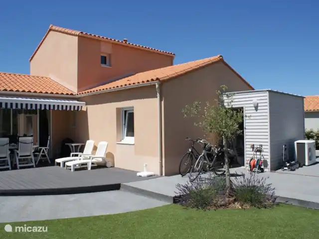 Villa individuelle 8 p piscine | France, Vendée, Château-d'Olonne - villa Terrasse avec 2 transats, table à manger + 8 chaises. Grange avec lave-linge et sèche-linge.