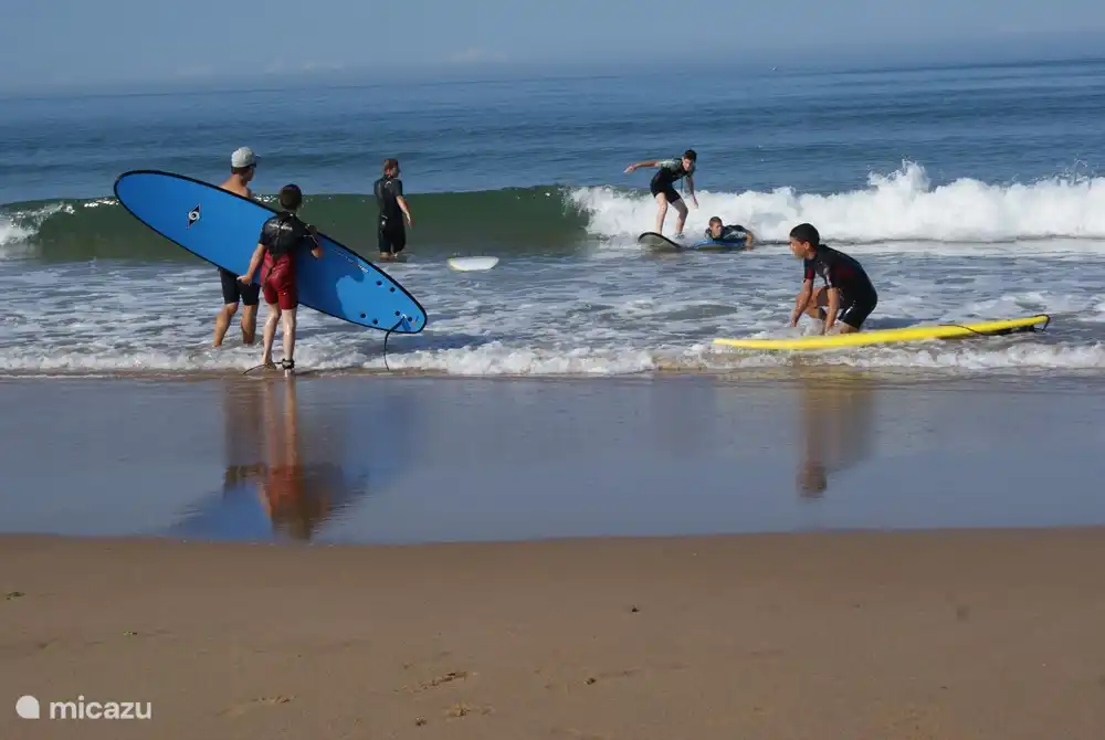 Surfunterricht bei Veillon Strand.
