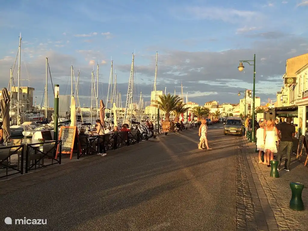 Der Hafen von Les Sables d'Olonne mit vielen Restaurants.
