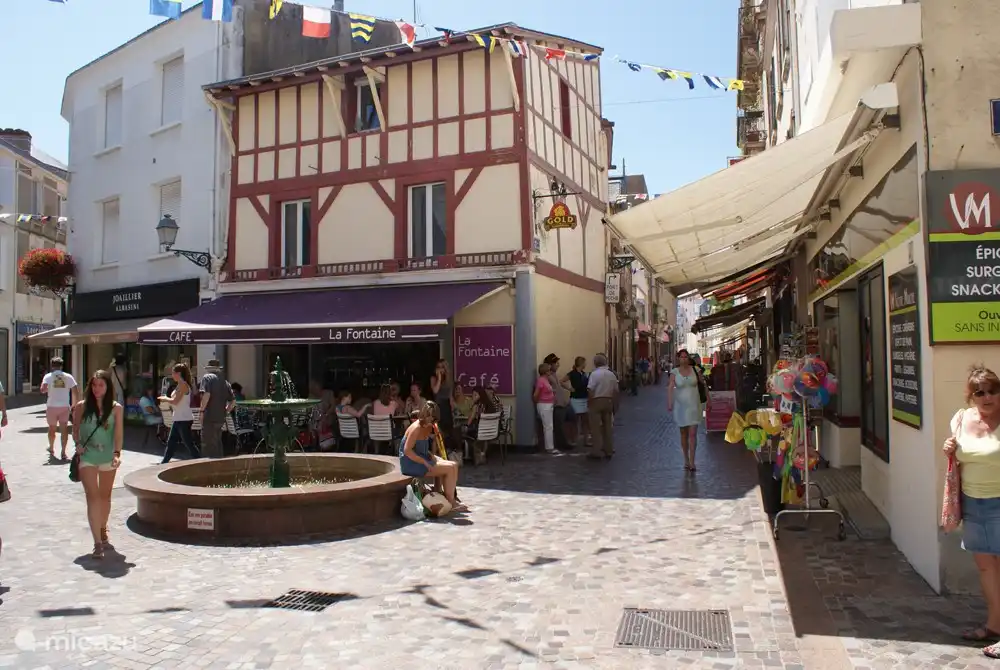 Altstadt von Les Sables d'Olonne mit lebhaften Einkaufsstraßen und Plätzen