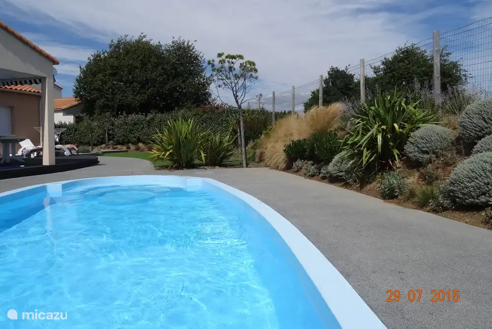 Sonnigen Garten mit freiem Blick und Privatsphäre.